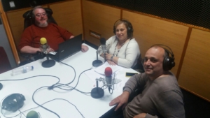 Julio, Katja e Ismael en el estudio de Radio Godella