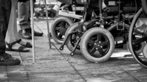Sillas de ruedas y personas con bastón